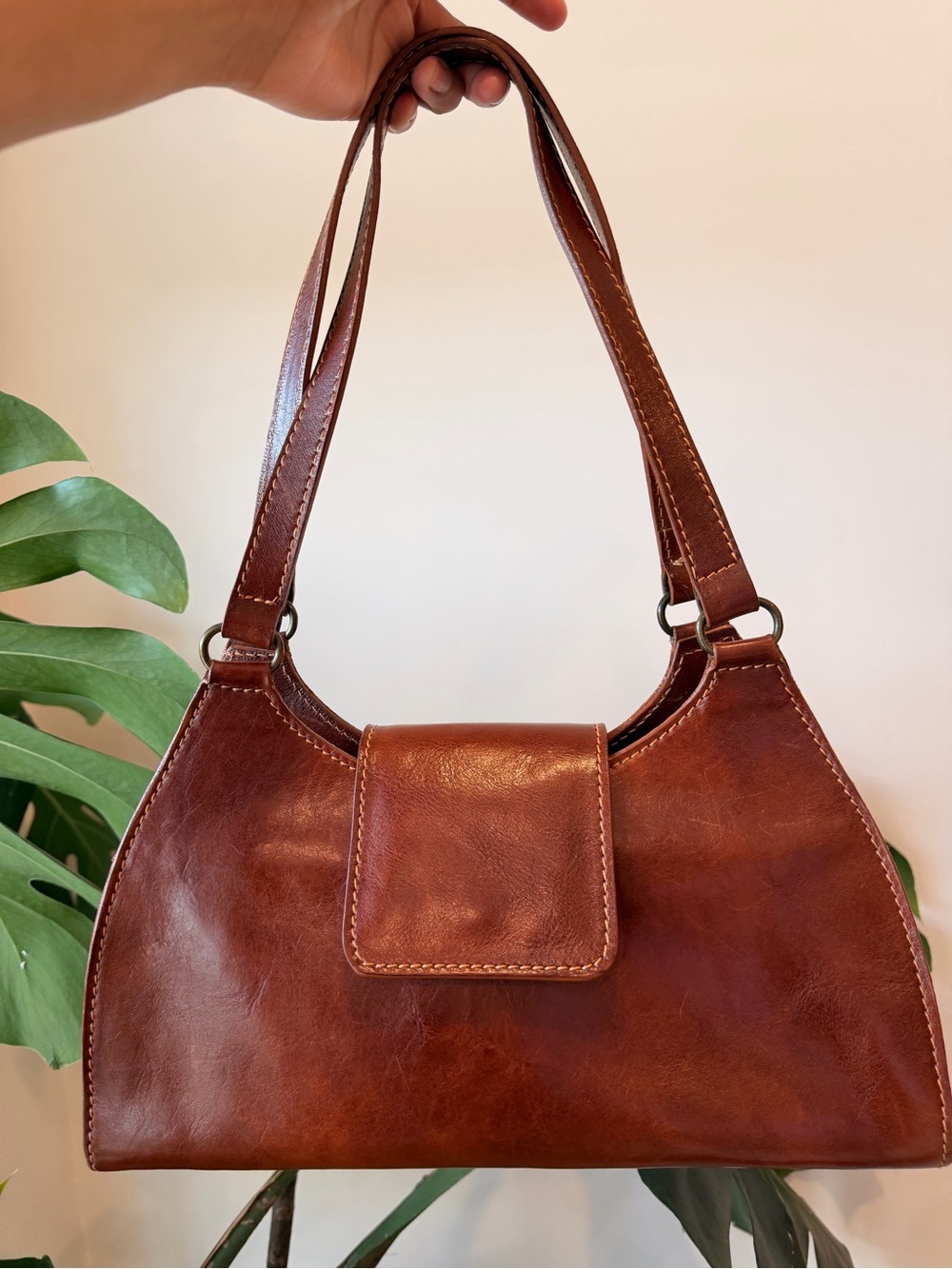 Vintage Leather Shoulder Bag in Brown - Classic Women's Handbag